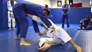 Draculino – Knee on belly escape: Stiff arm to ankle pick sweep