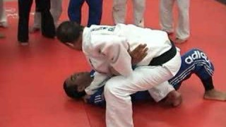 Master Carlson Gracie – Submission from the Knee on the belly