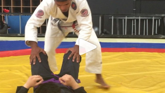 Can’t break the grip and finish the armbar? Easy solution by Marcelino Freitas