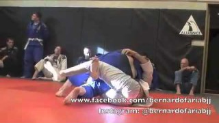 Bernardo Faria gets 30 omoplatas in a row sparring at a seminar