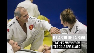 Ricardo de la Riva teaches sweep from the De la Riva guard