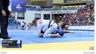 Nicholas Meregali opens up the pass against Lucas Leite with a loop choke from top half