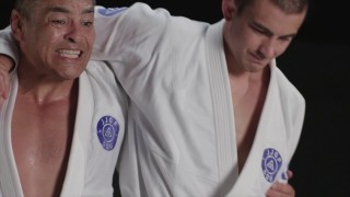 Rickson Gracie teaches the headlock with punches defense